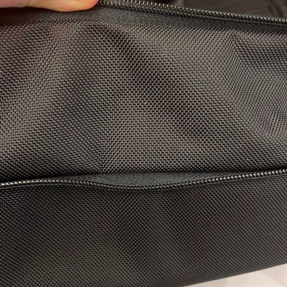 Tumi Alpha 2 Messanger Style Expandable Laptop Bag - Picture 10 of 16